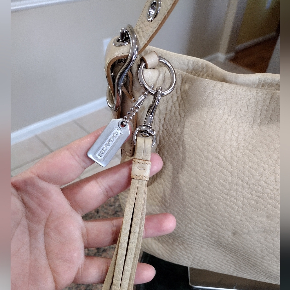 Coach East West Tassel Pebble leather beige Shoulder bag - Picture 10 of 17